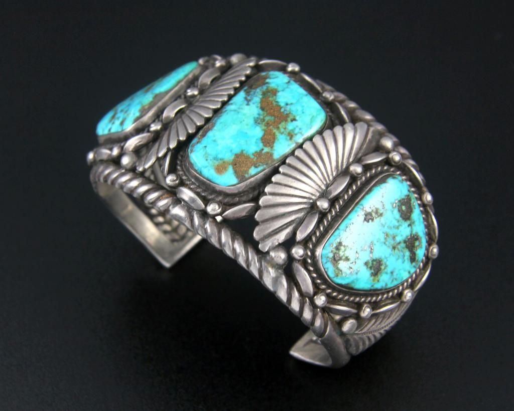 LARGE OLD NAVAJO HANDMADE STERLING SILVER & GEM QUALITY TURQUOISE CUFF