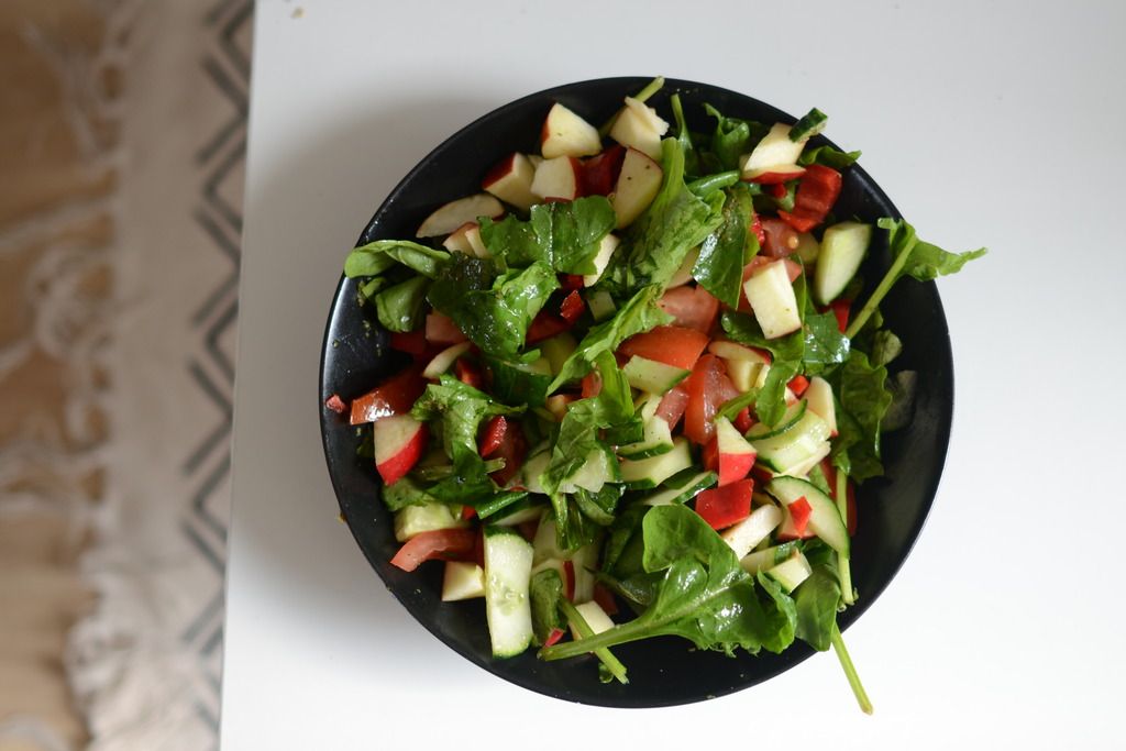  photo spinazie salade met komkommer tomaat appel lente-ui en een lepeltje pesto 2_zpsqdm1byy9.jpg