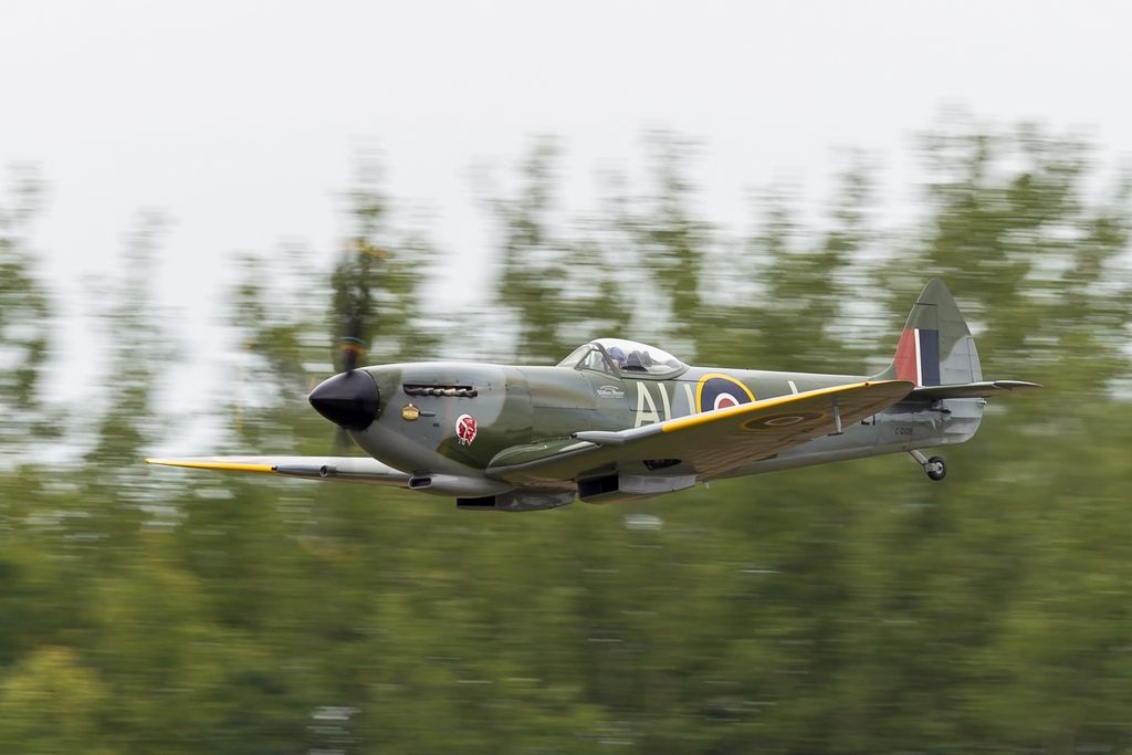 IMAGE: http://i1148.photobucket.com/albums/o576/ripcard/Wings%20Over%20Gatineau%202013/EOS-1DMarkIV_9999_68_tn_zps942df5c5.jpg