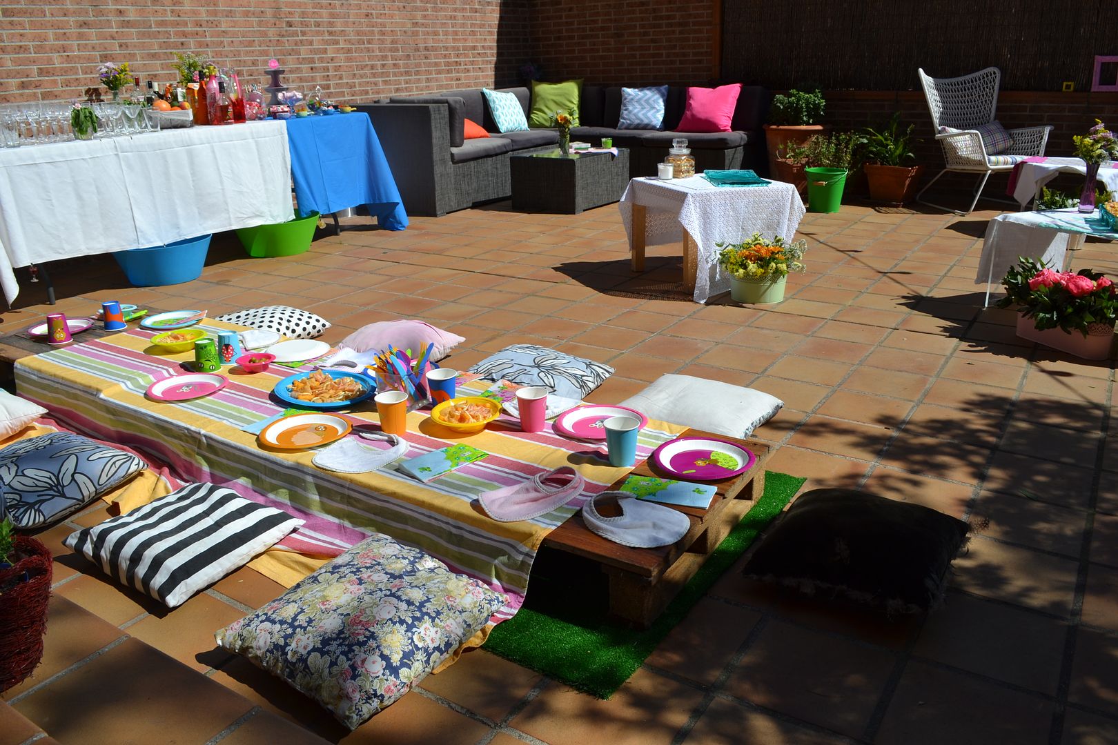  photo bautizo-terraza-buffet-casa-ideas-flores-colores2_zps0b3b42fe.jpg