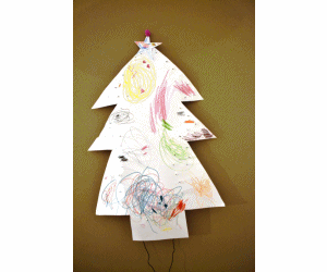 arbol pintado con rotuladores sobre cartulina y con luces de navidad insertadas