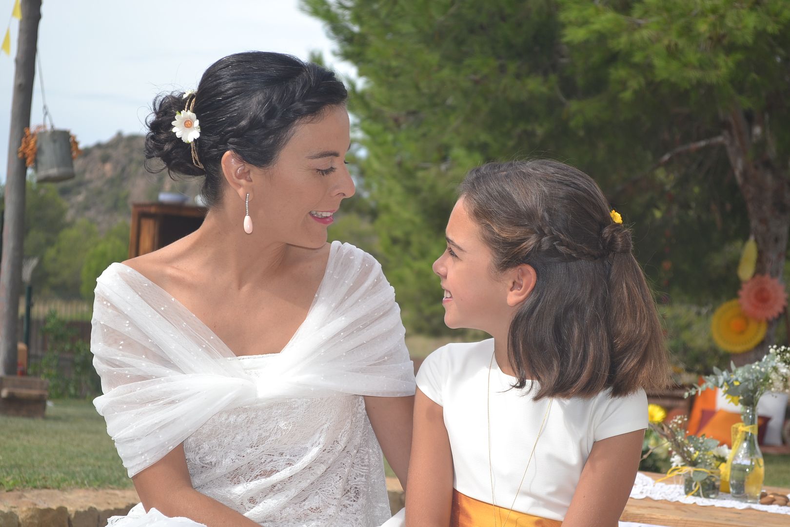  novia con su hija vestidas de blanco y toque mostaza 