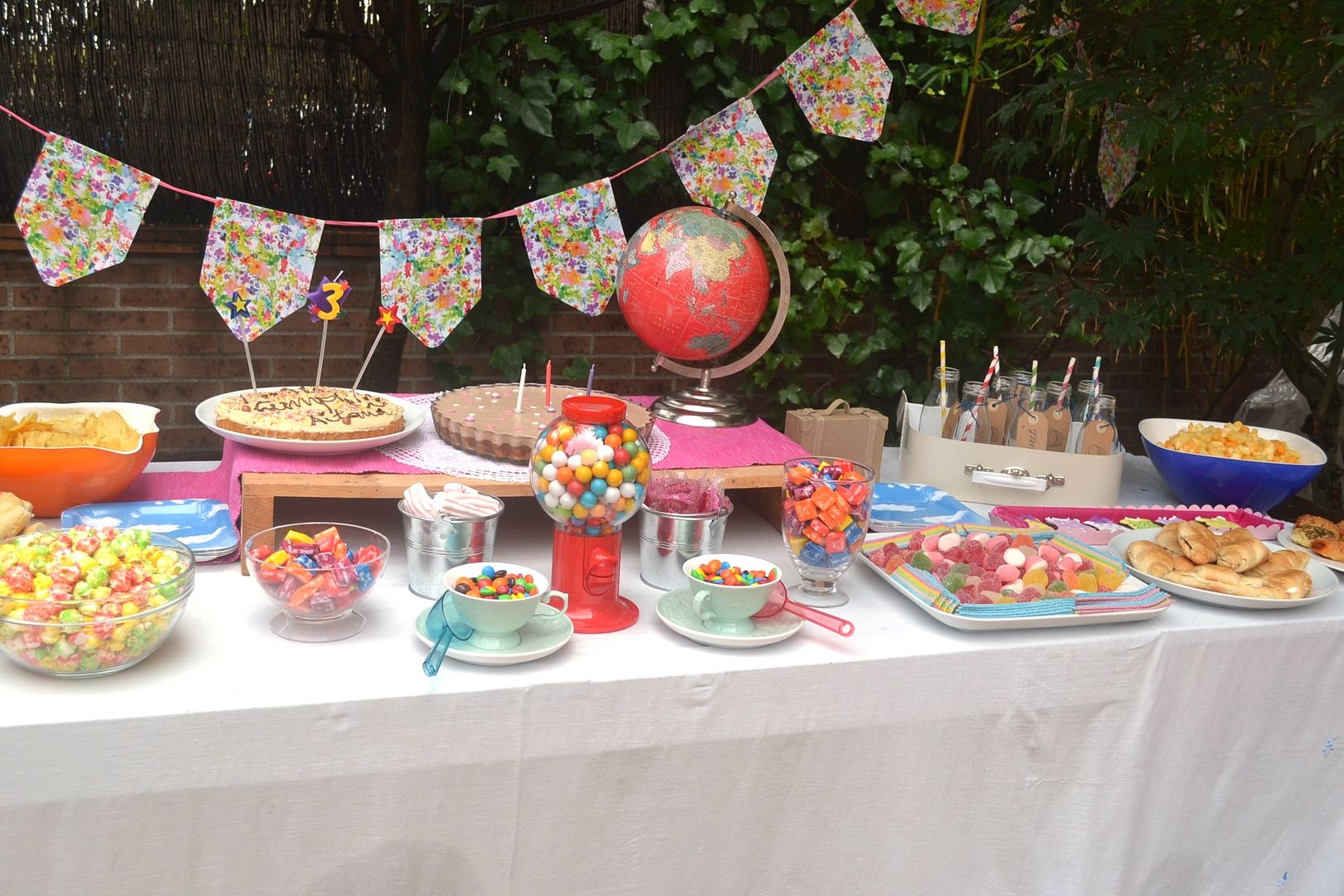 globo terraqueo rojo en mesa de dulces para un cumpleaños de la película up