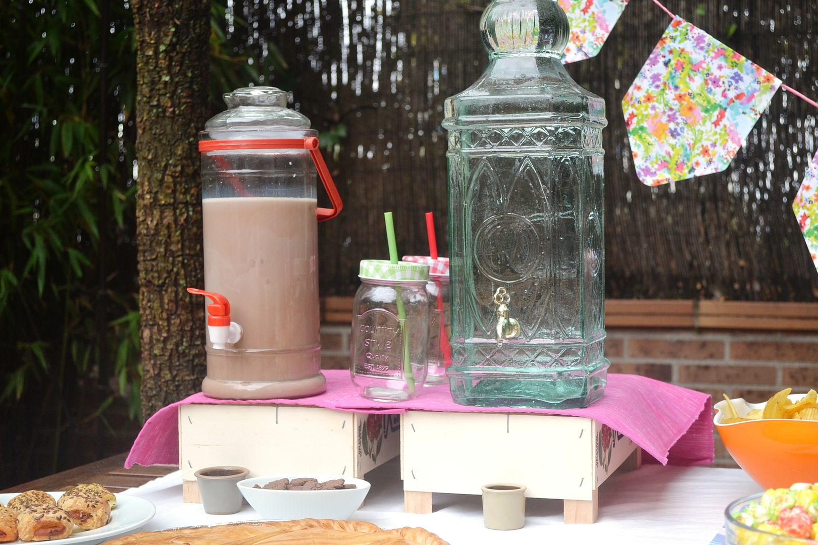 Foto de cumpleaños con leche con chocolate y agua en la mesa