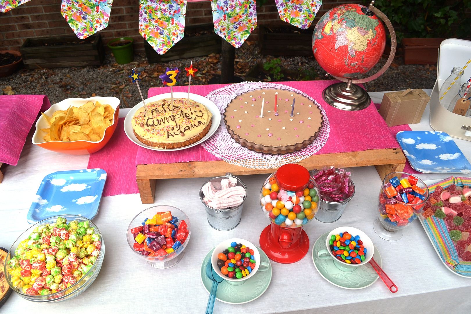 Tartas de cumpleaños en mesa de comida de cumpleaños organizado por una madre