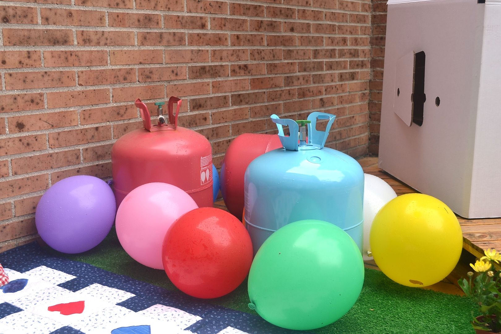  bombonas de helio tras hinchar globos película up una aventura de altura