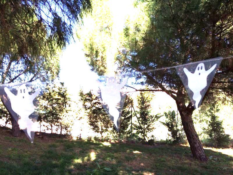  guirnalda de fantasmas blanca y transparente colgada en fiesta de cumpleaños de halloween