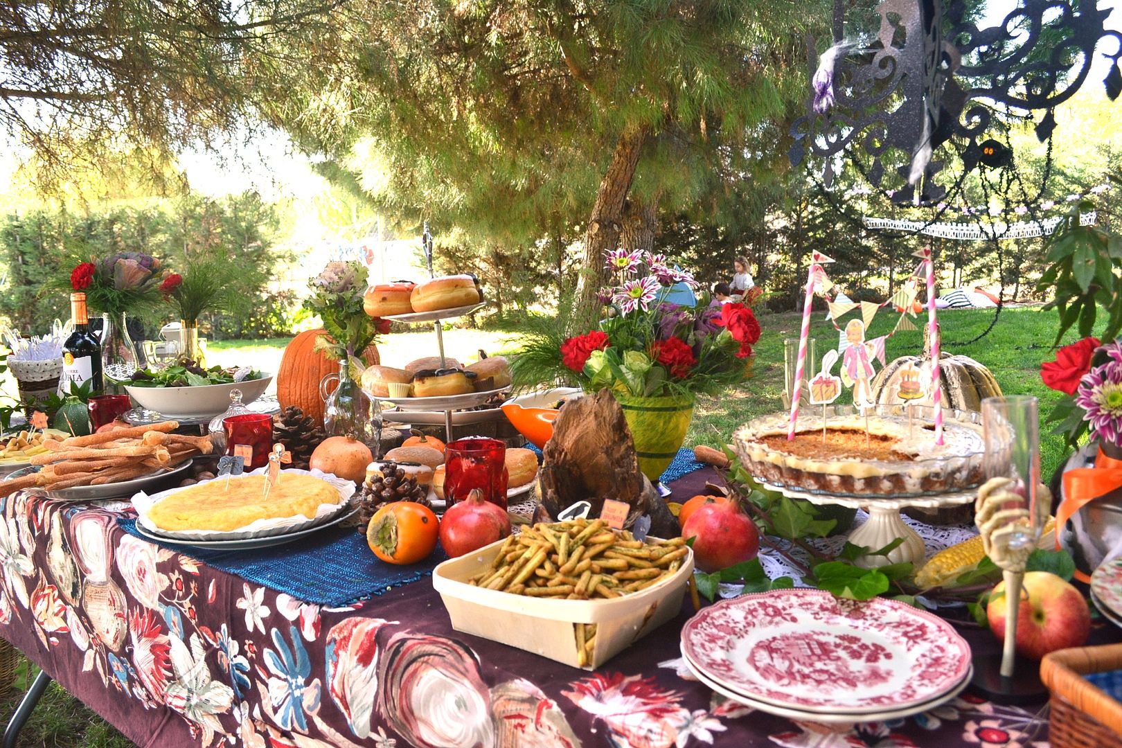  picnic en el parque mesa con mantel verduras y fruta halloween chic