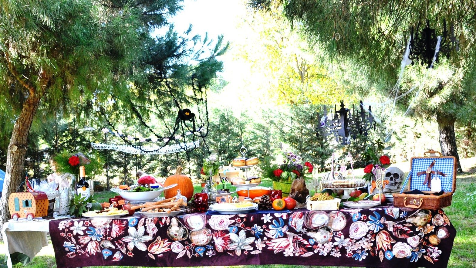  mesa otoñal halloween llena de frutas verduras y comida en un parque