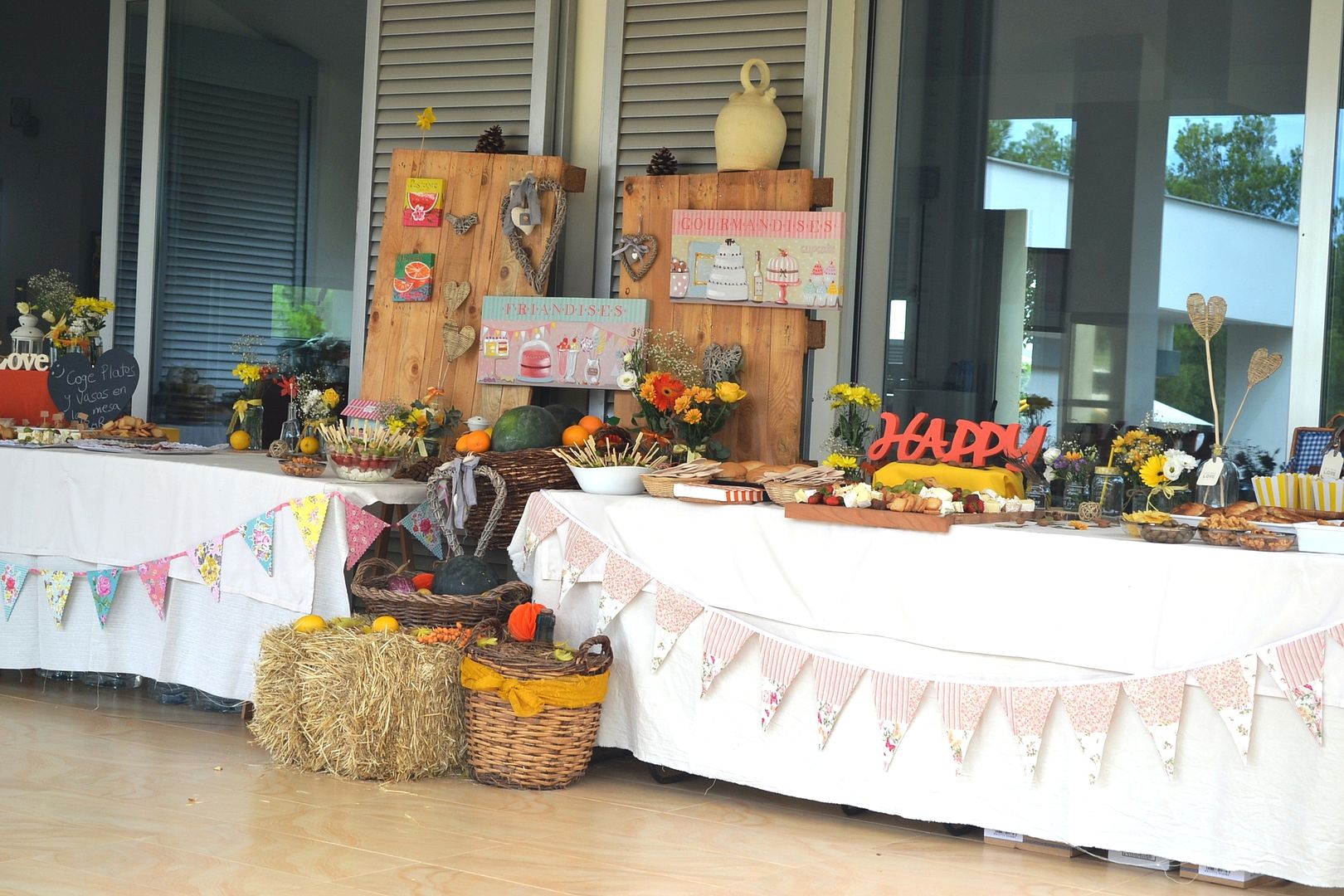  Mesa Bufé de comida en porche de casa para una boda campestre con letrero happy