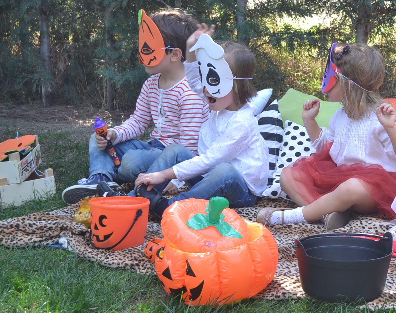  niños con caretas de halloween en fiesta en el parque