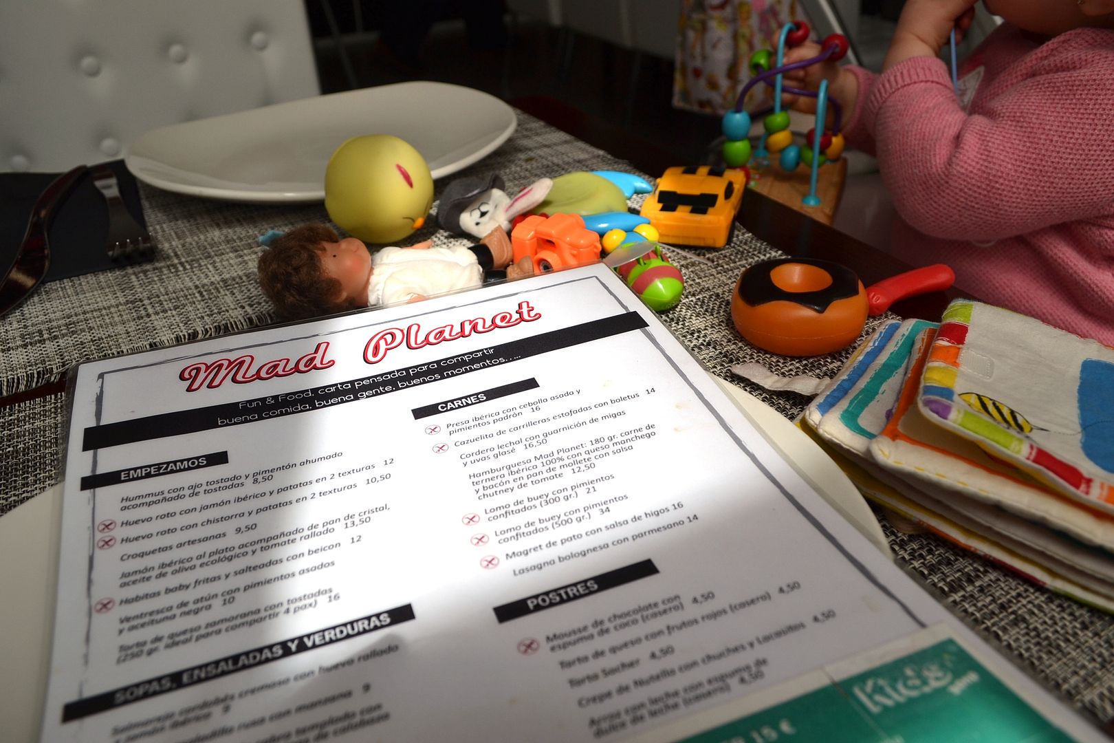  photo mad planet restaurante con nintildeos 7_zpsswyn4er7.jpg