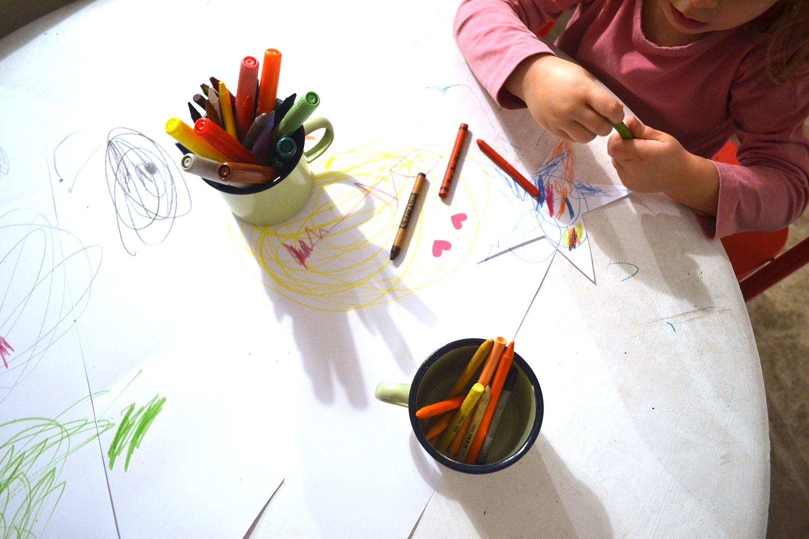 foto de lápices de colores y niña pintando