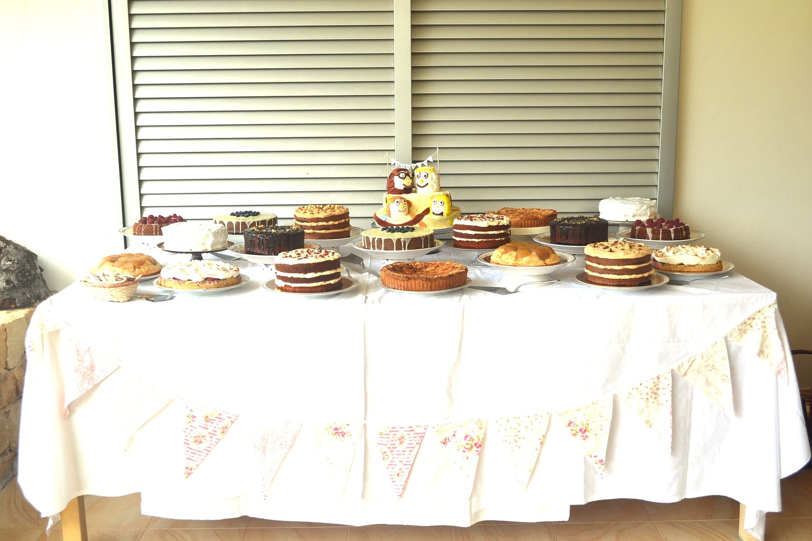  Mesa de tartas en una boda de todos los sabores y tarta nupcial