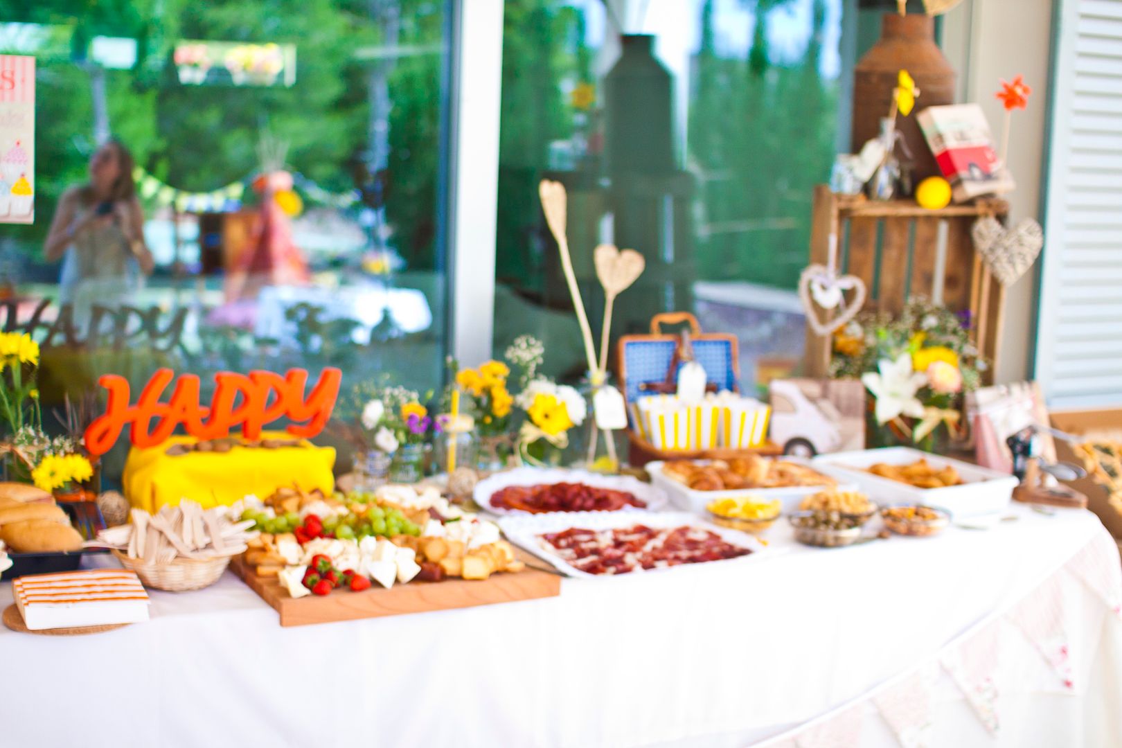  Decoración de mesa de comida en una boda folk hippy