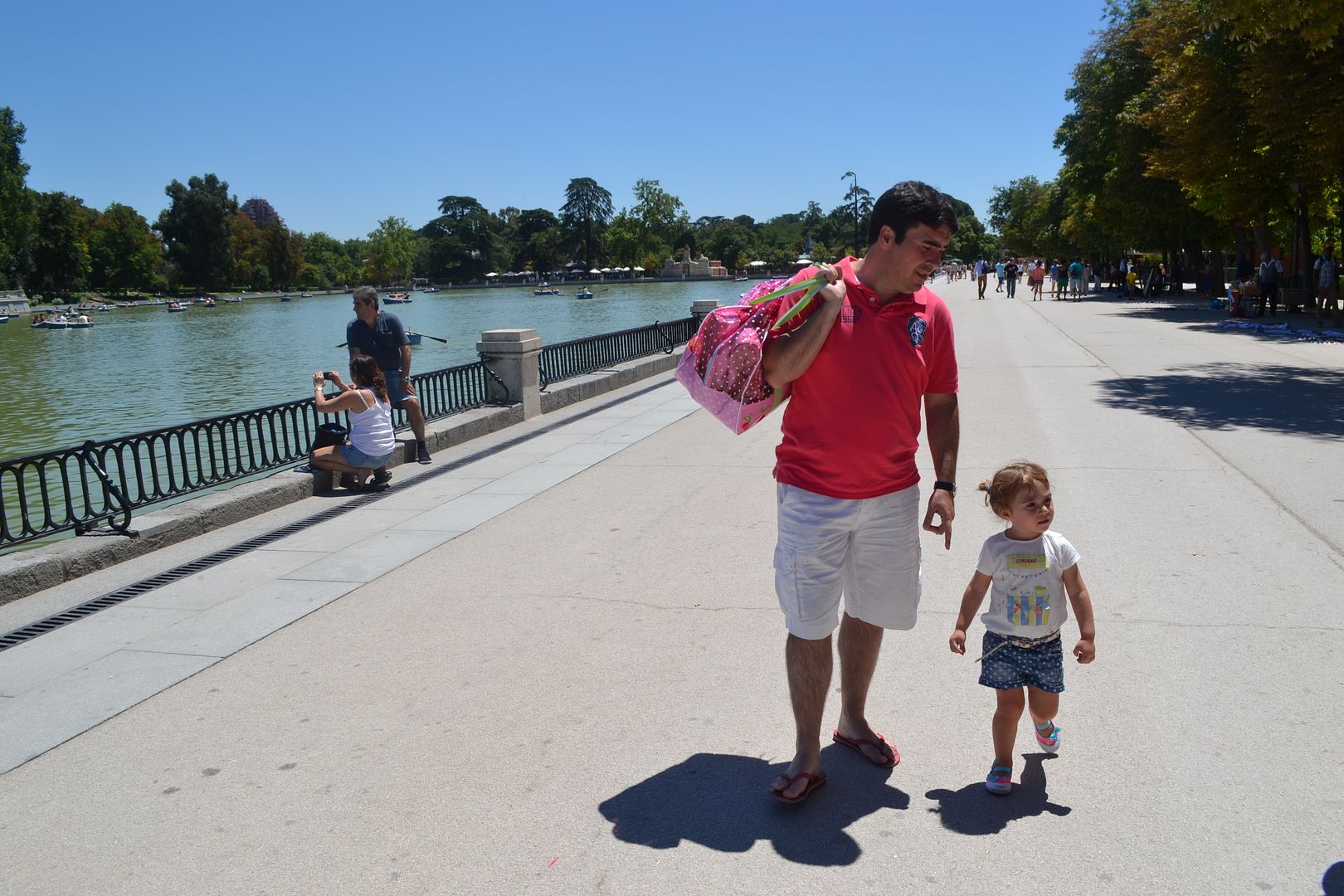  photo plan-con-nintildeos-en-Madrid-picnic-en-el-retiro1_zps9e7bd119.jpg