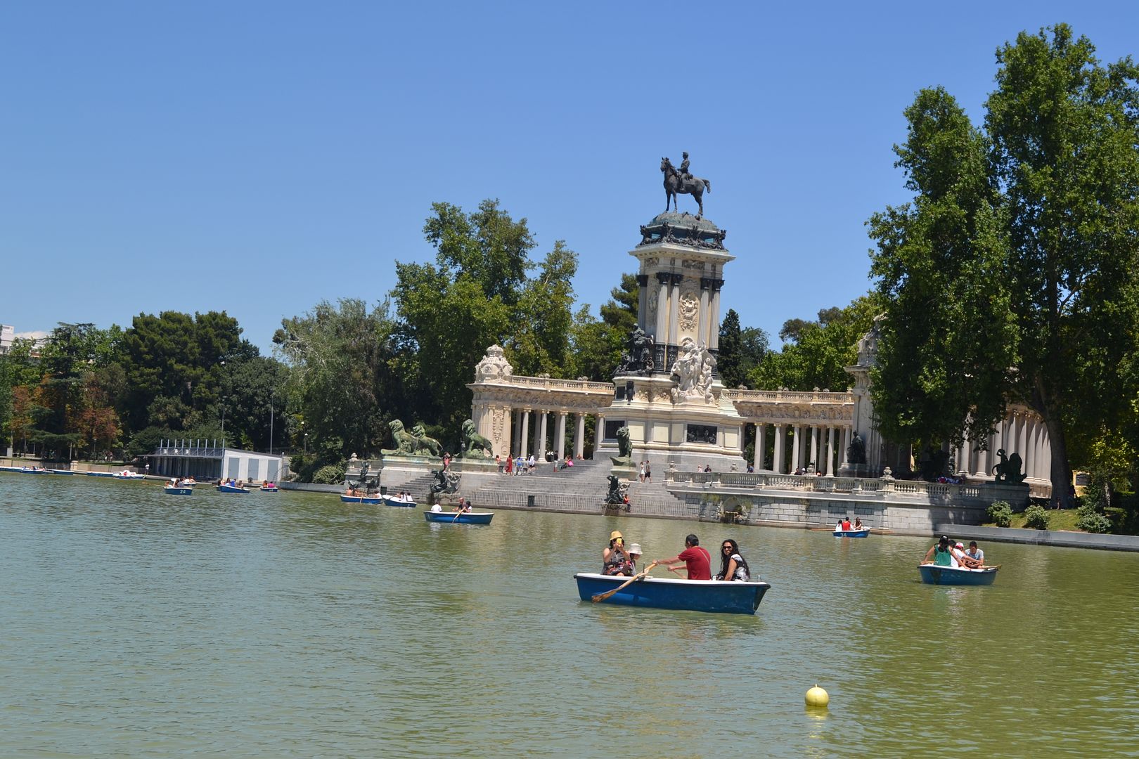  photo plan-con-nintildeos-en-Madrid-picnic-en-el-retiro60_zps60d61fbf.jpg