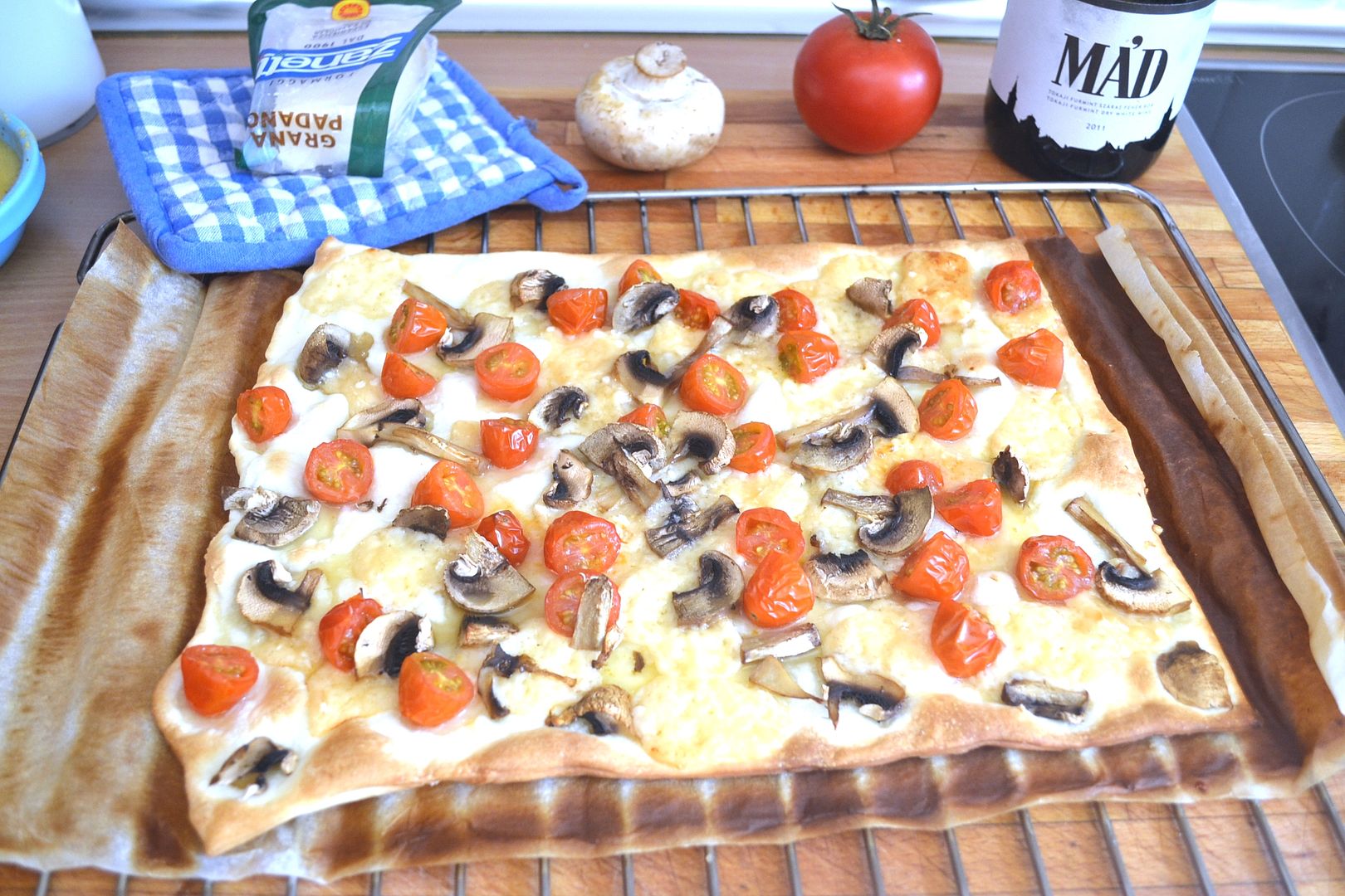  photo receta-de-pizza-con-ensalada-parmesano-tomate-cherry-button