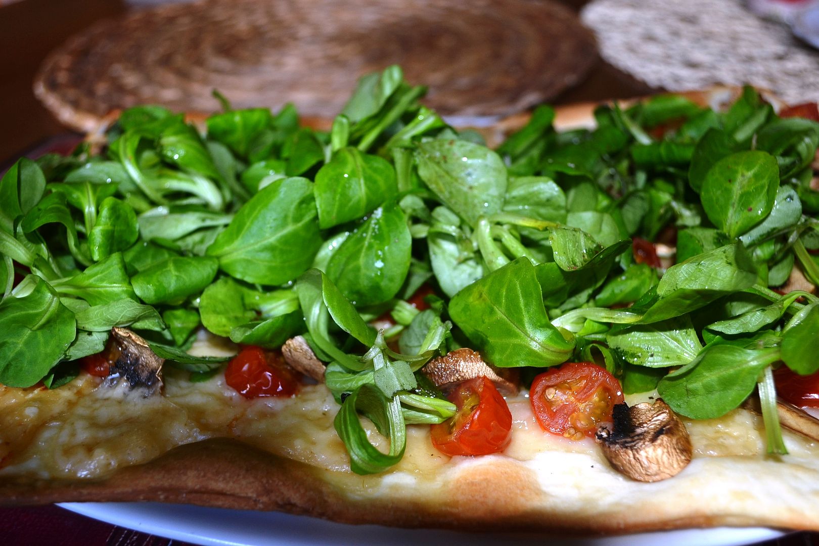  Foto de pizza con masa Buttoni y verdura 